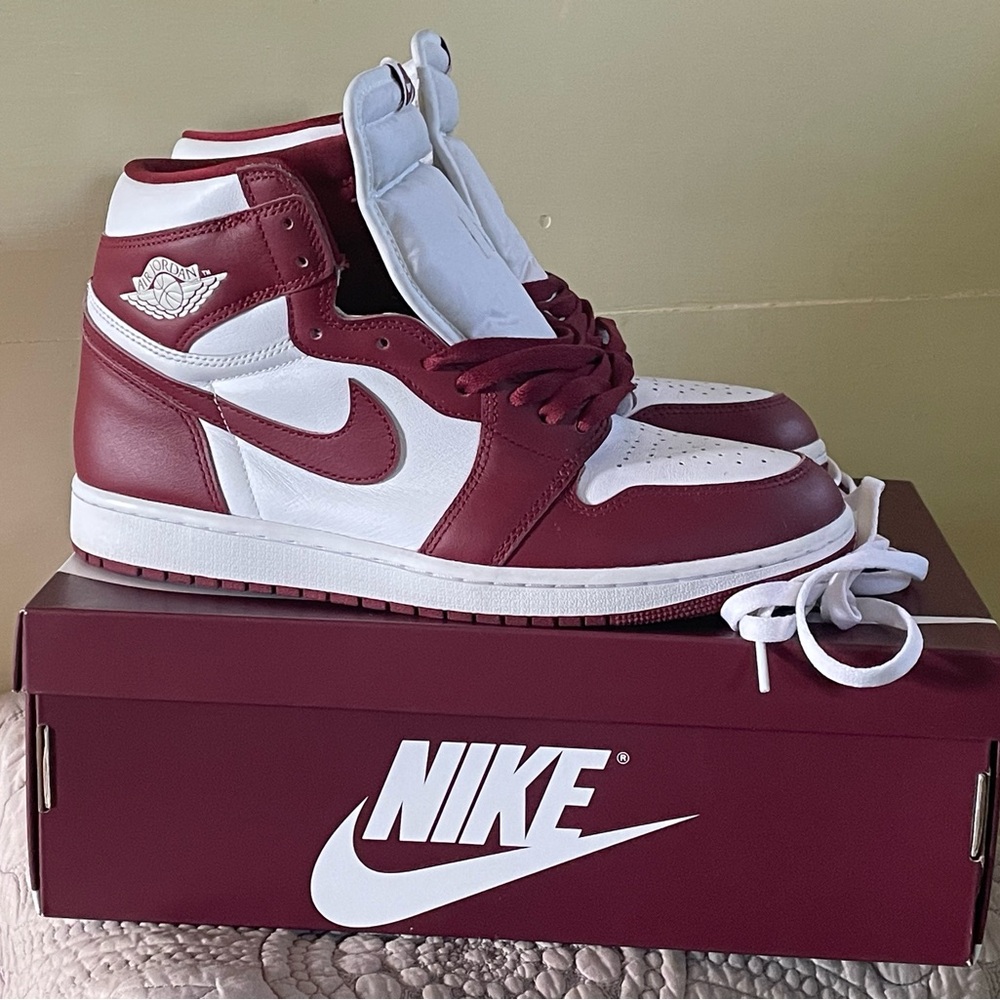 Nike Air Jordan 1 Retro High OG in White and Team Red size 10.5